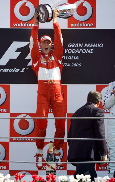 Gp Italia 2006. Michael Schumacher con il trofeo (Reuters)